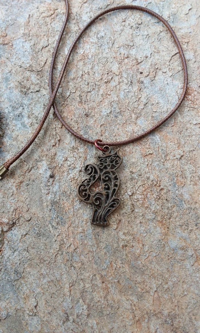 Pendentif bronze doré chat sur cordon
