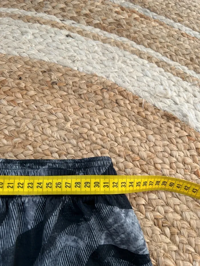 Short Garçon Under Armour Loose Noir & Gris | Taille 14 ans | Très Bon État | Sport Casual | R22 - photo numéro 5