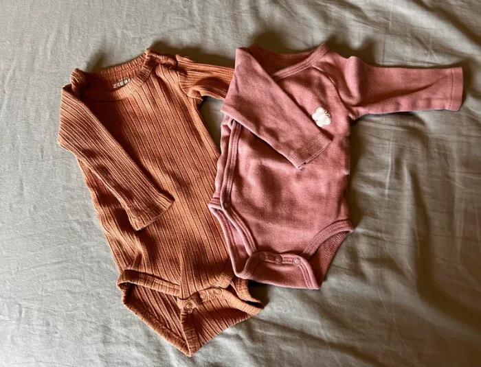🍂 Lot 2 bodies manches longues 1M – Terre & Rose