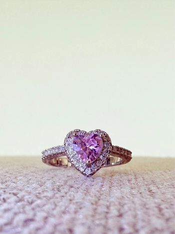 Bague ajustable en forme de cœur avec pierre violette