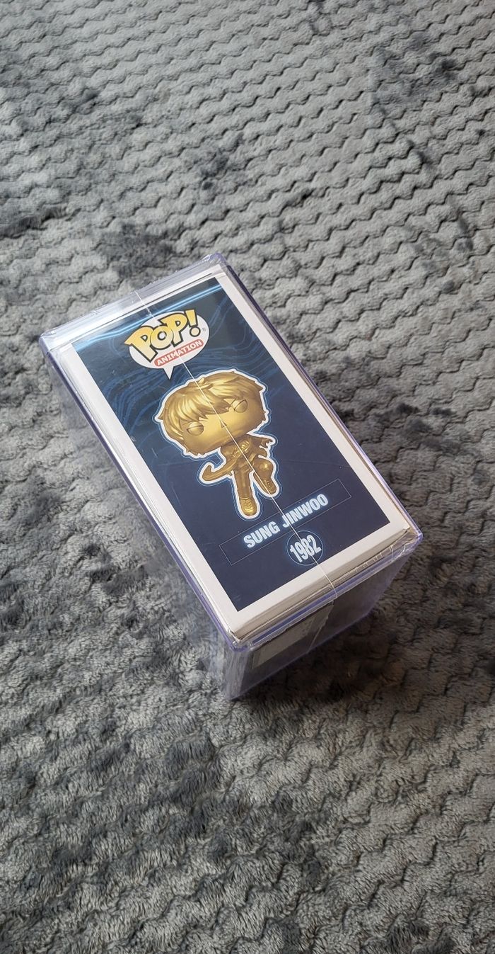 Figurine POP Sung Jinwoo Gold (Solo Leveling) Édition spéciale avec un boîte de protection
- photo numéro 6