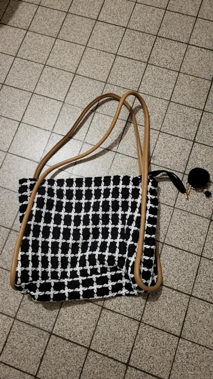 Sac à main noir et blanc léger