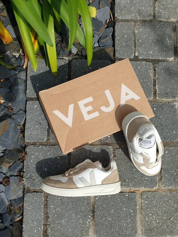Veja V10 White Natural Sahara