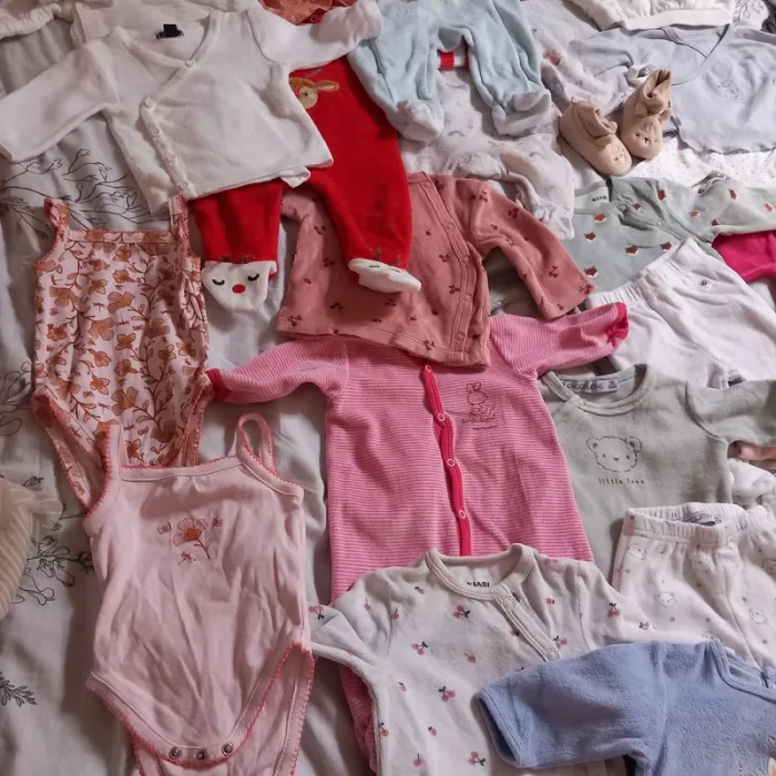 Lot de 46 vêtements taille 1 mois - photo numéro 5