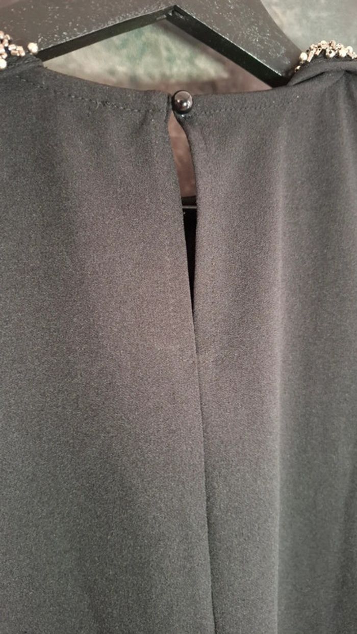 Robe noire chic col perles - photo numéro 10