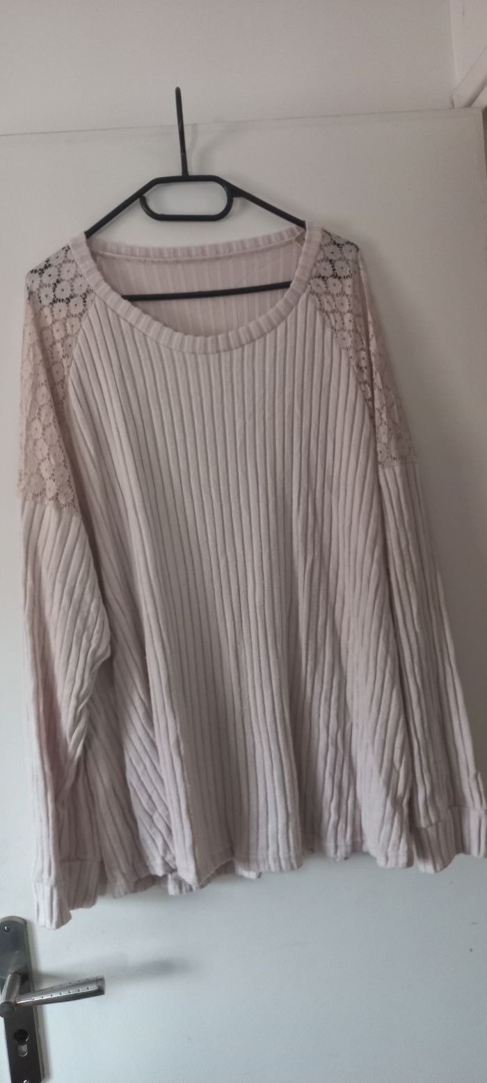 Pull beige épaules dentelle