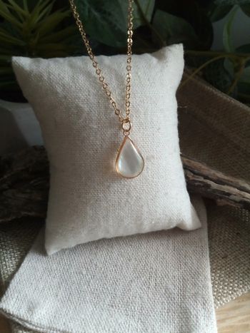 Collier goutte nacrée lumineuse