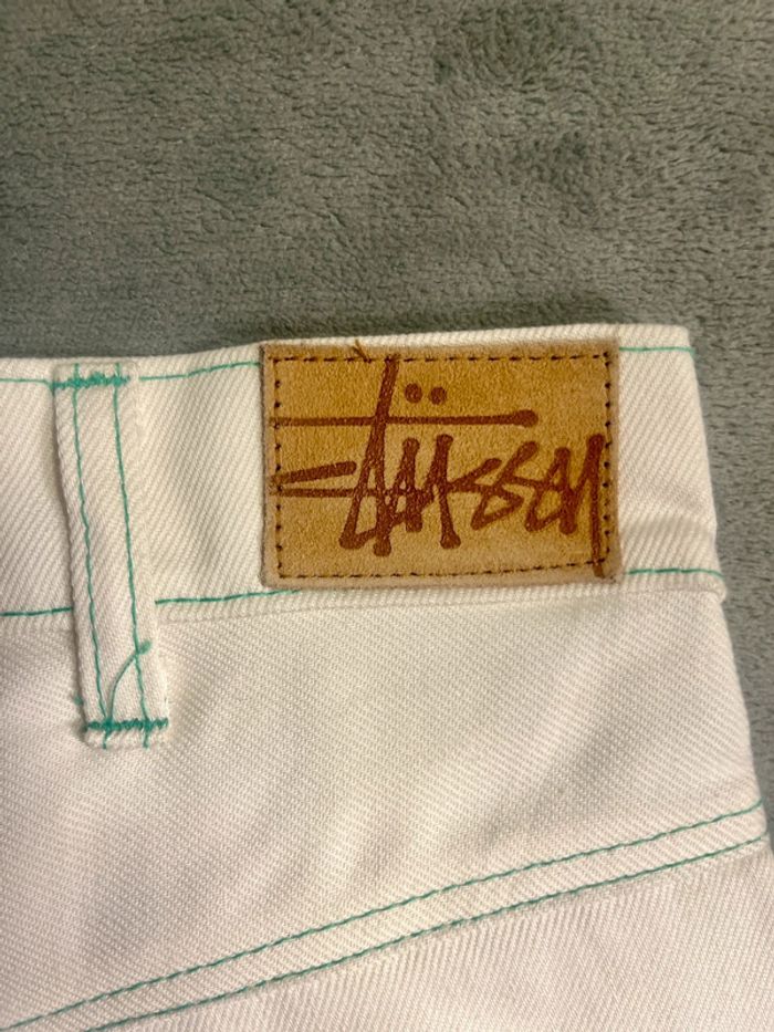 Short/Jort Stussy White Embroidered Green Forest Big Logo Back – Taille L - photo numéro 4