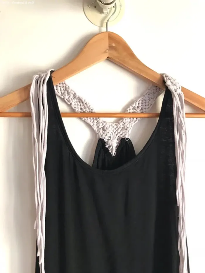 Haut noir en viscose dos nu à franges blanches taille 36 - photo numéro 2