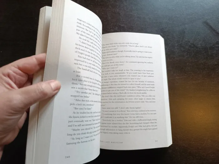 Livre THE LAST MAGICIAN - Lisa Maxwell - photo numéro 5