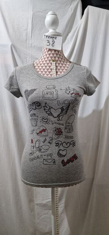 Tee-shirt, gris à motif et strass, en très bon état ,en coton, longueur 59cm