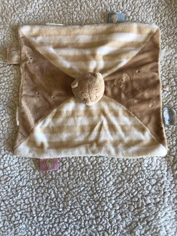 Doudou plat Nouky Tidou ours beige blanc rayé confettis Noukie’s