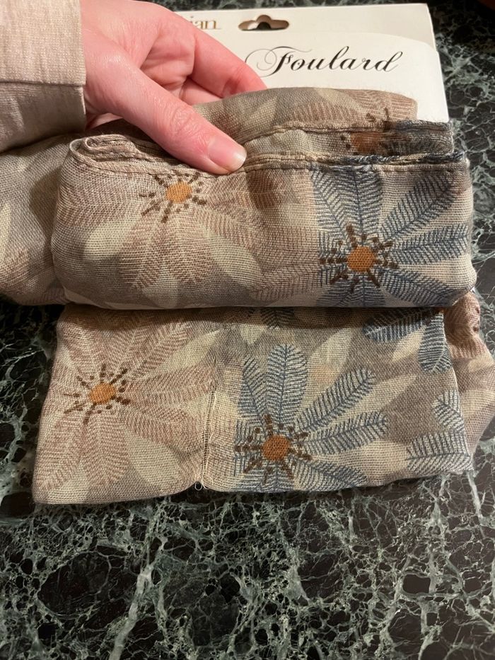 Foulard Manoukian dans les tons marrons neuf avec étiquette - photo numéro 5