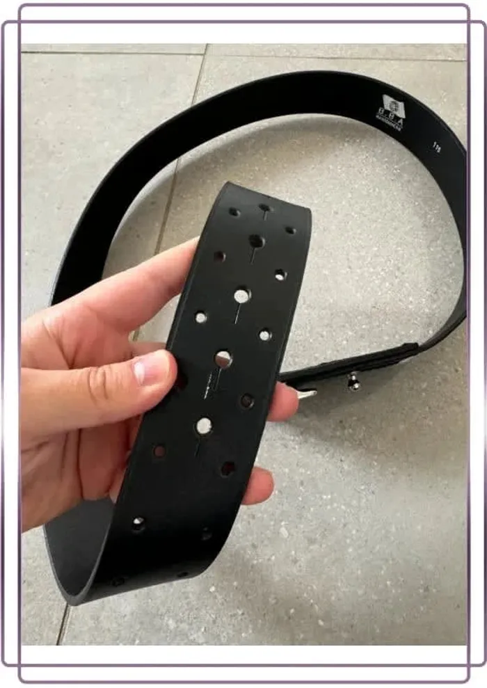 Ceinture noir BBA, bon état mais il y a quelques marques 130x5cm - photo numéro 3