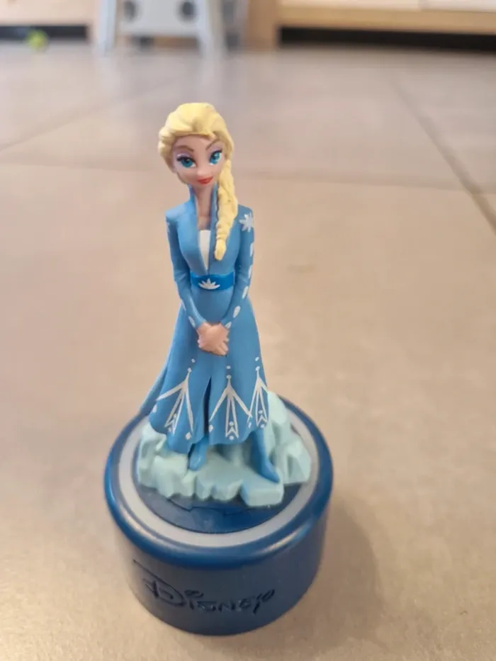 Figurine Disney Elsa Reine des Neiges (2025, 10 cm)