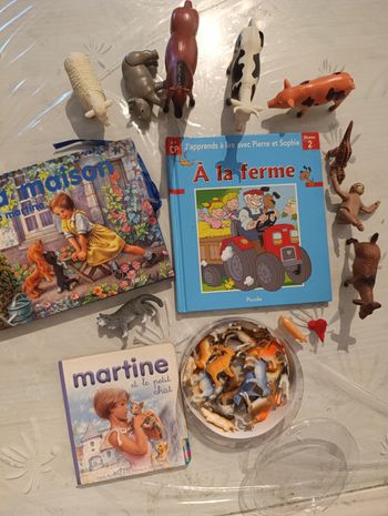 Lot de 3 livres pour enfant et 36 figurines animaux