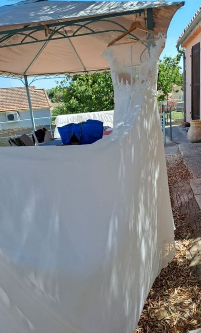 Robe de mariée avec jupon cerceau et voile brodé - photo numéro 3