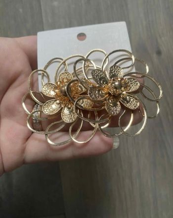 Boucles d’oreilles NEUVES avec étiquette femme forme fleurs couleur doré