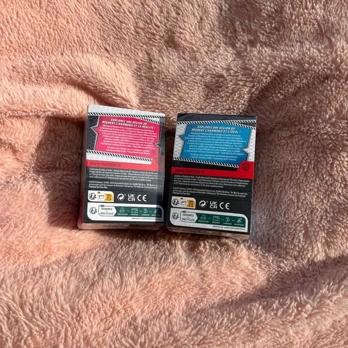 Lot de deux bundle Pokémon écarlate et violet - Flamme blanche et foudre noire - photo numéro 7