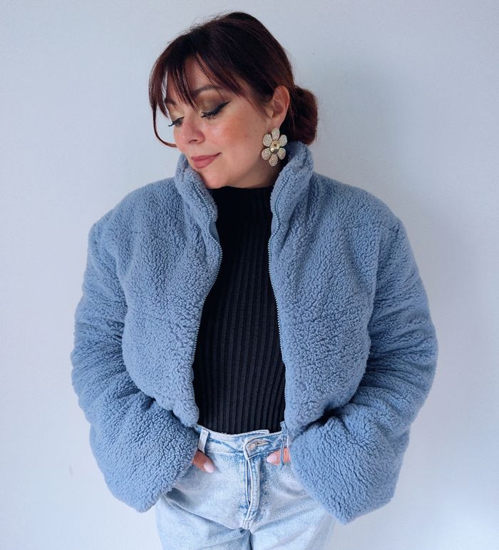 Blouson court cropped teddy doudoune fausse fourrure style sherpa bleu ciel cosy chaud tendance hiver Bershka Taille 40 L 
Très bon état - photo numéro 3