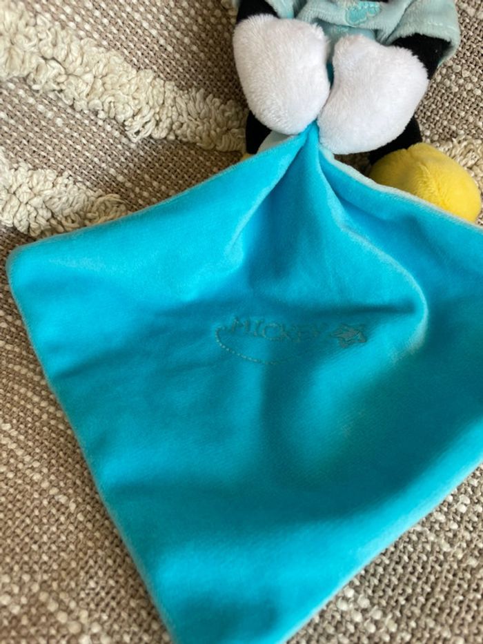 Peluche doudou mouchoir 19cm Disney Mickey souris bleu et jaune très bon état - photo numéro 3