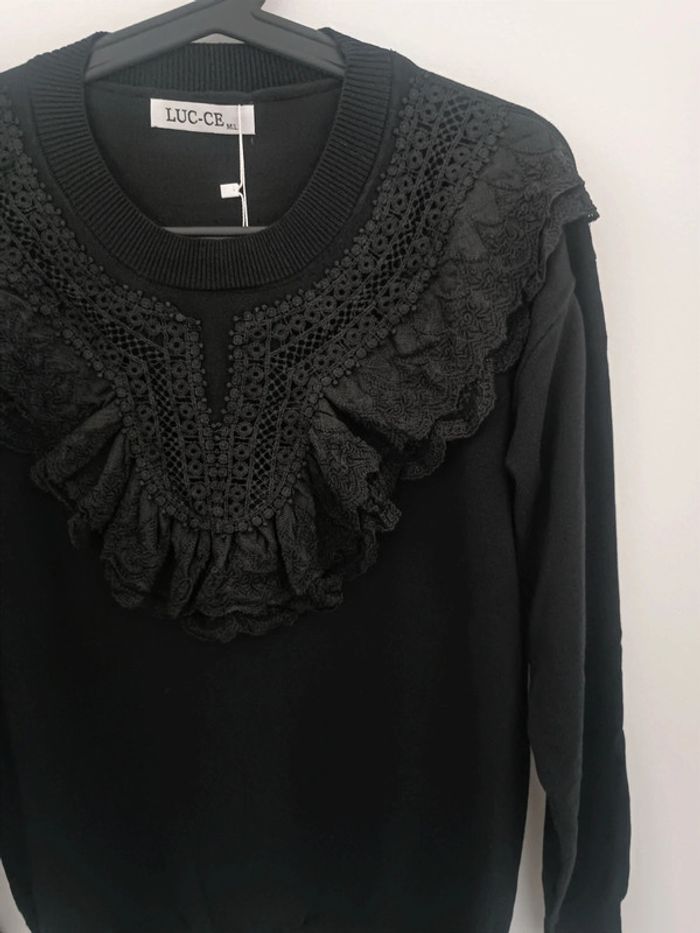 Pull noir dentelle noire Taille M/L Neuf avec étiquette