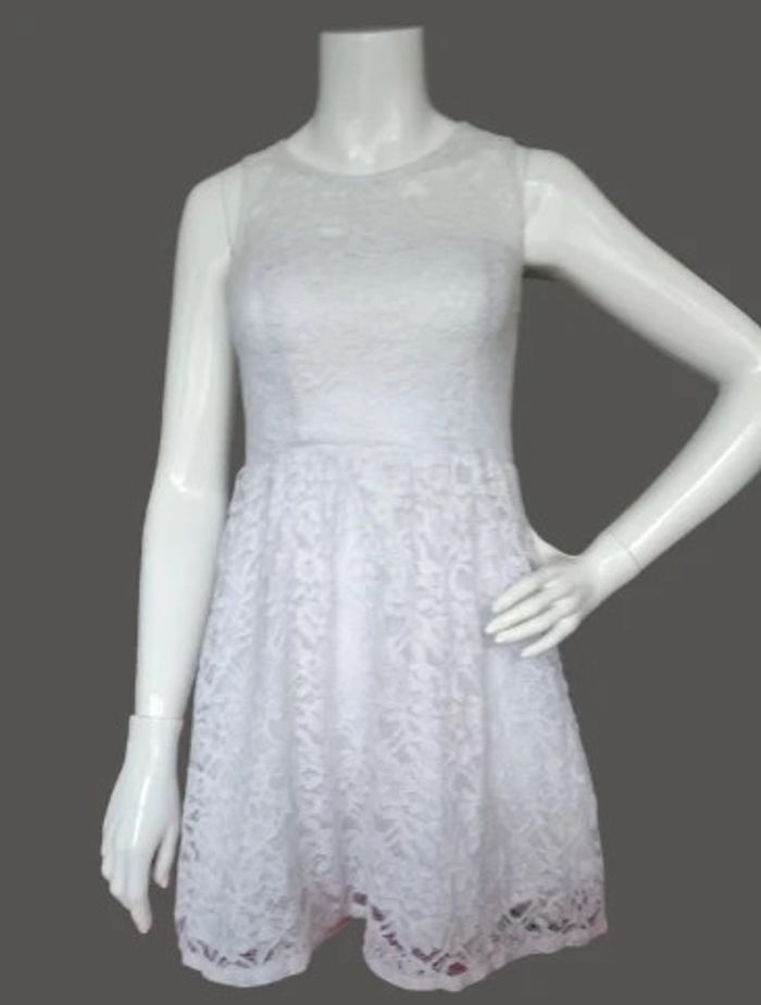 Robe blanche doublée dentelle