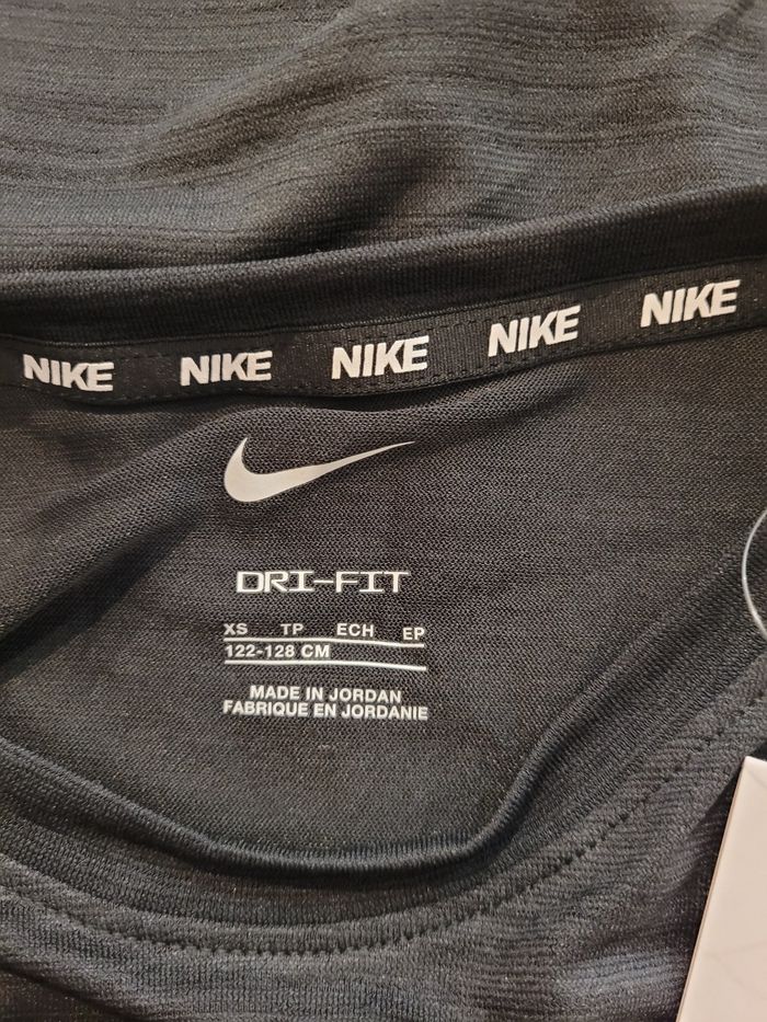 T-shirt Nike neuf, taille XS 7-8 ans - photo numéro 4