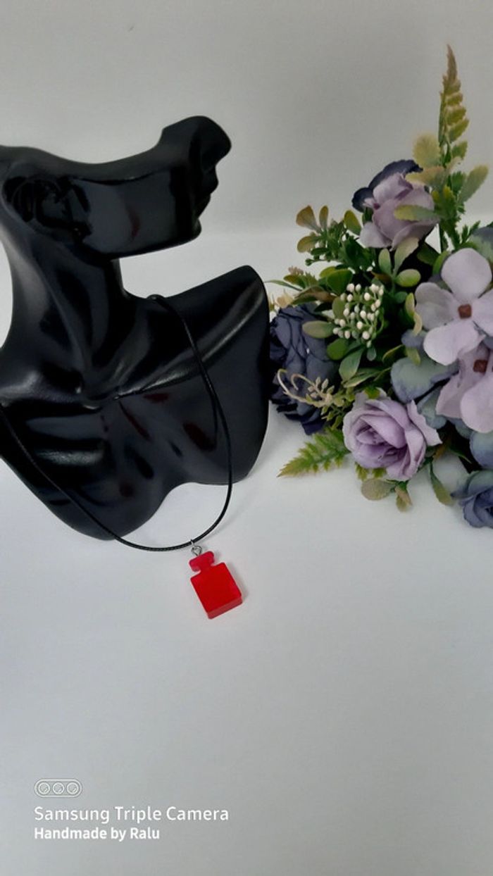 Collier rouge bouteille de parfum 🤎 Y2k 🤎