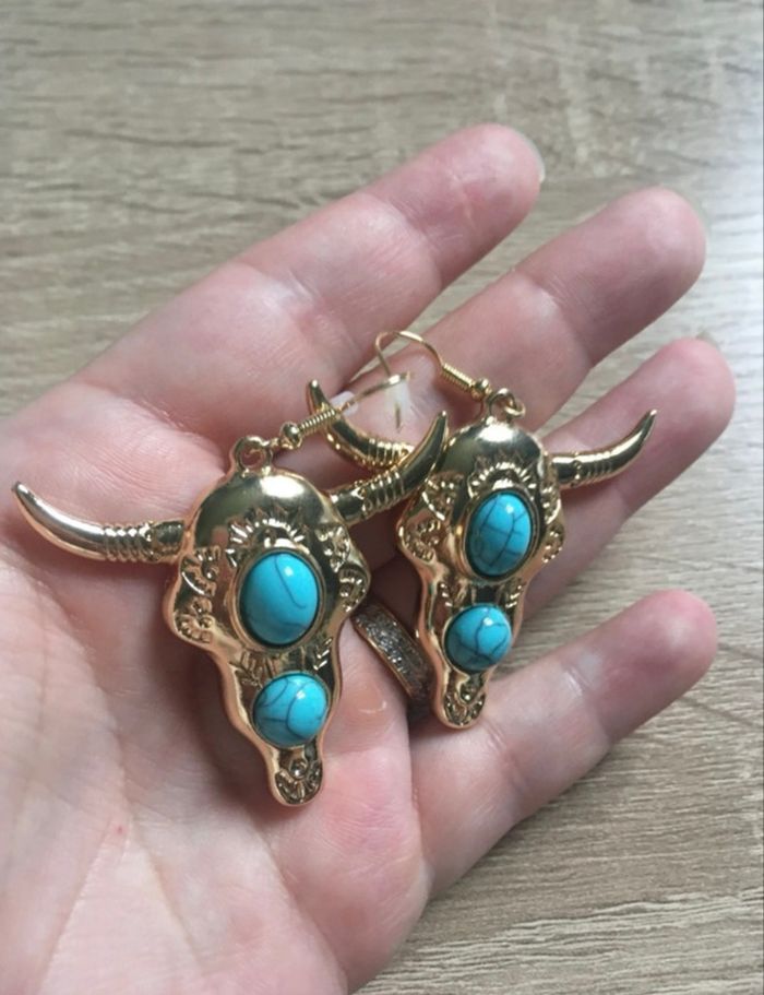 Boucles d’oreilles pendantes NEUVES  femme tête de buffle couleurs doré et turquoise - photo numéro 6