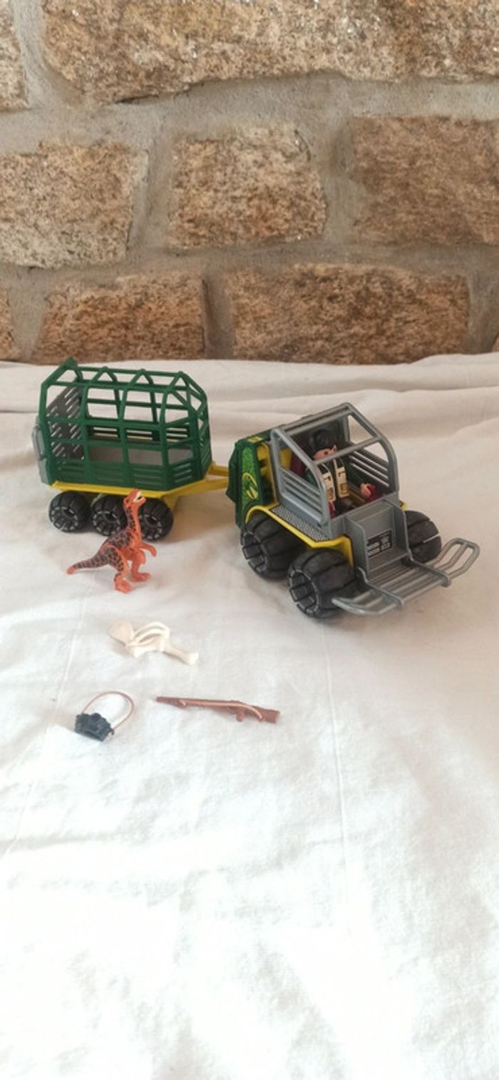 Véhicule chasseur braconnier de dinosaure avec remorque cage playmobil