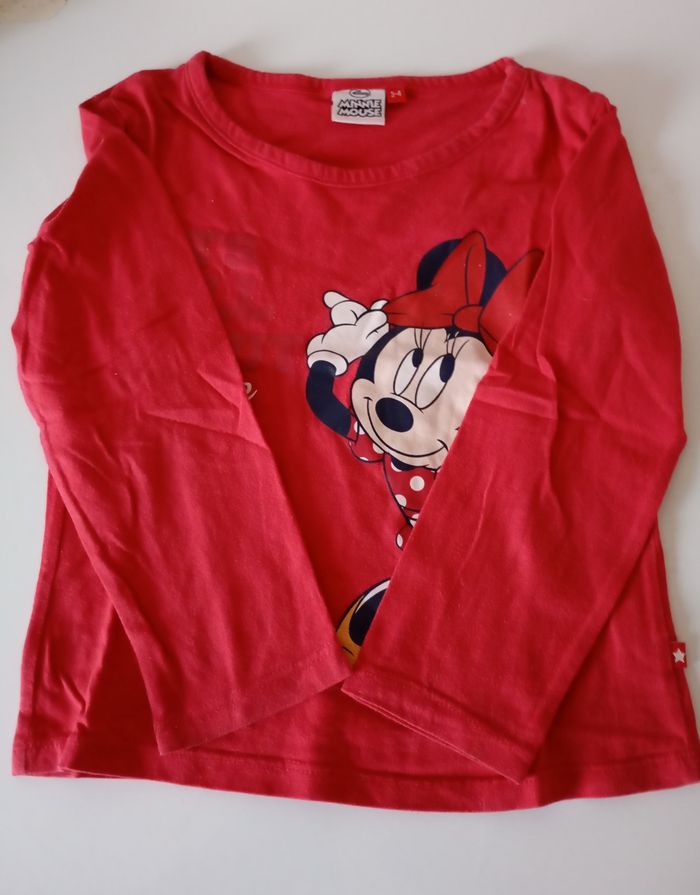 Tee-shirt,3/4 ans,manches longues,,coton ,rouge et motif Minnie avec paillettes , ,Disney Minnie Mouse, très bon état - photo numéro 2