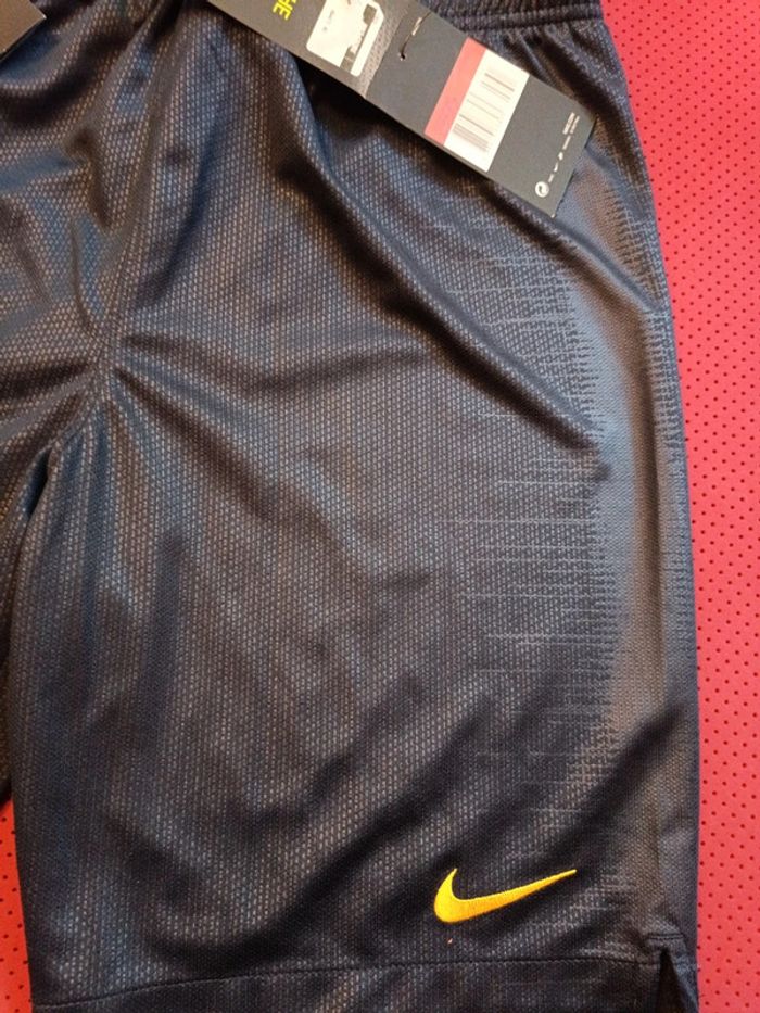 Short de foot FC Barcelone+ chaussettes, Nike Authentique Officiel taille 12/13 ans, Neuf - photo numéro 3