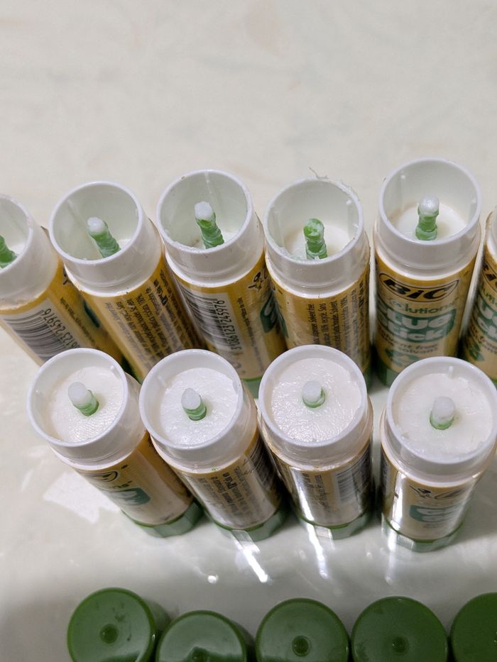 Lot de bâtonnets de colle BIC déjà utilisés. - photo numéro 4