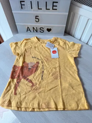 Joli Tshirt Cool Club 5 ans jaune neuf