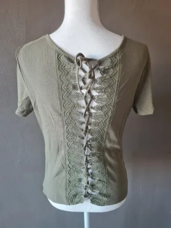 T-shirt côtelé kaki dentelle dans le dos