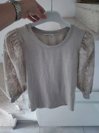 Pull beige dentelle