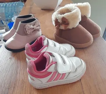 Trois paires de chaussures filles tailles 22.