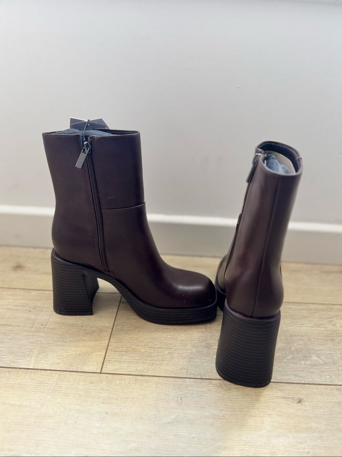 Bottines à talons bloc marron bordeaux Bershka - photo numéro 2