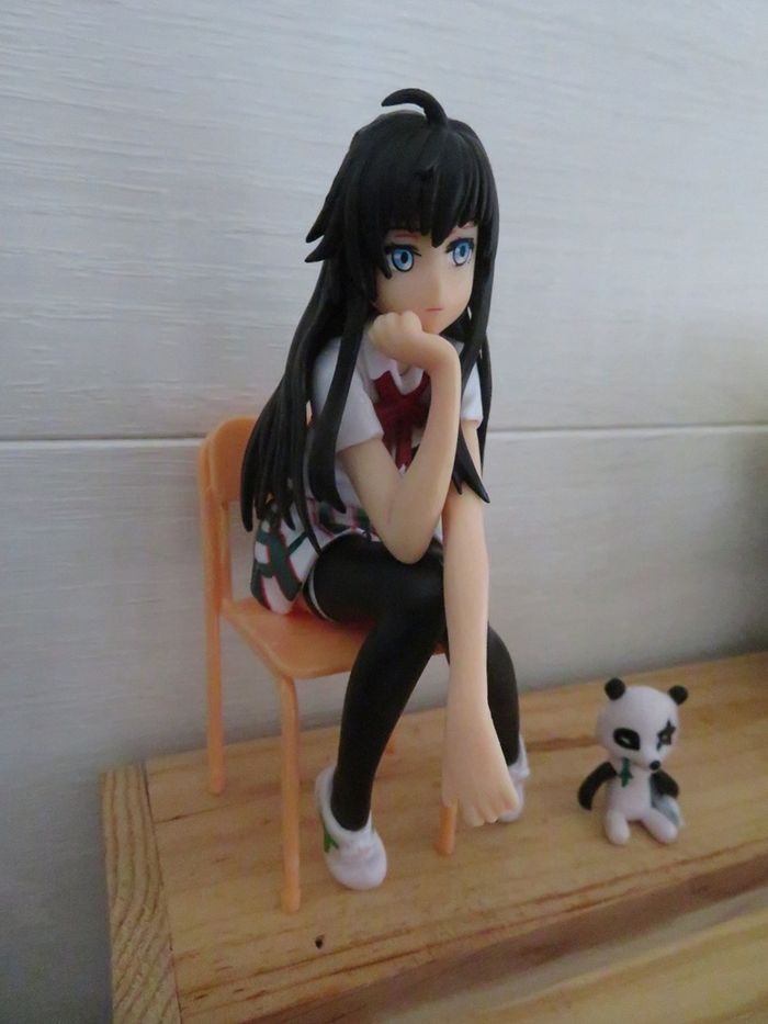 Figurine manga fille assise avec chaise et animal panda