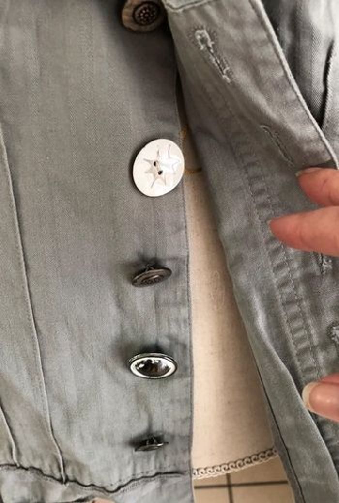 Veste légère, marque Voodoo, motifs dorés, grise, neuve, taille 40 - photo numéro 11