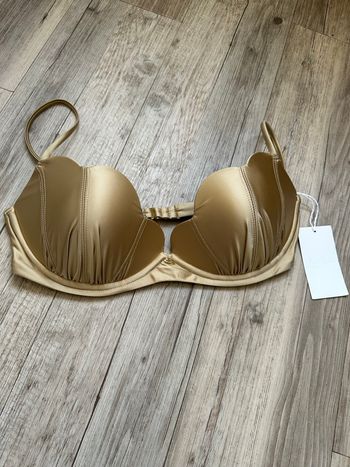 Haut de bikini coquillage beige satiné NA-KD 85D