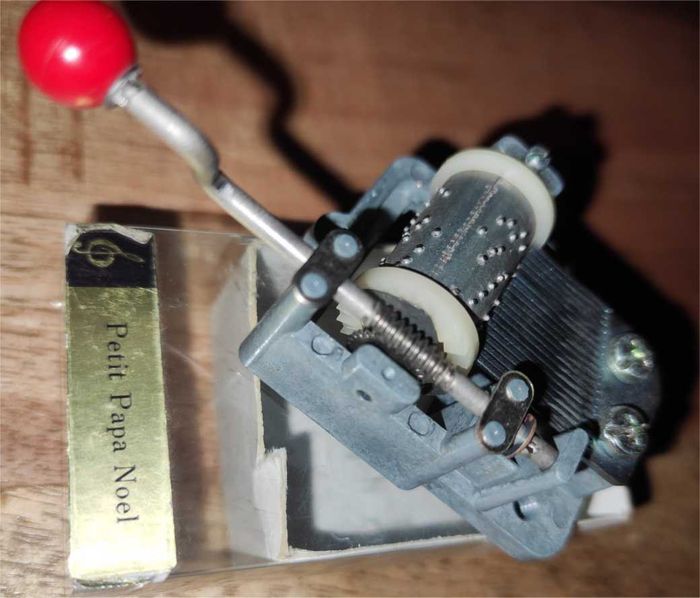 Boîte à musique Petit Papa Noel - photo numéro 3