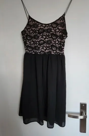 Robe à bretelle en dentelle