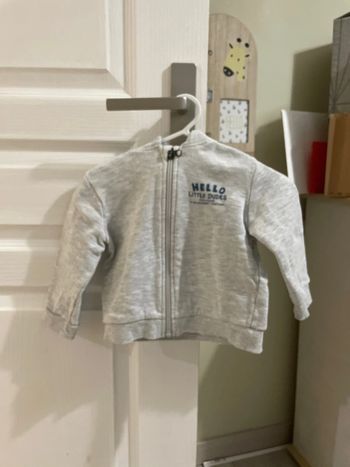 Gilet zippé à capuche