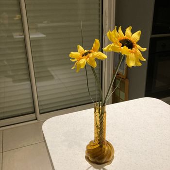 Joli vase avec fleurs artificielles