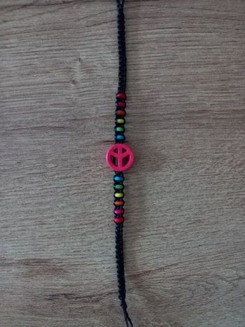 Bracelet Peace and love et perles en cordelette. 