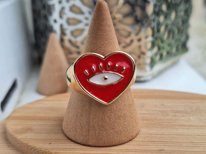 Bague chevalière créatrice dorée en forme de cœur Rouge laqué, orné d'un motif œil dorée - photo numéro 2