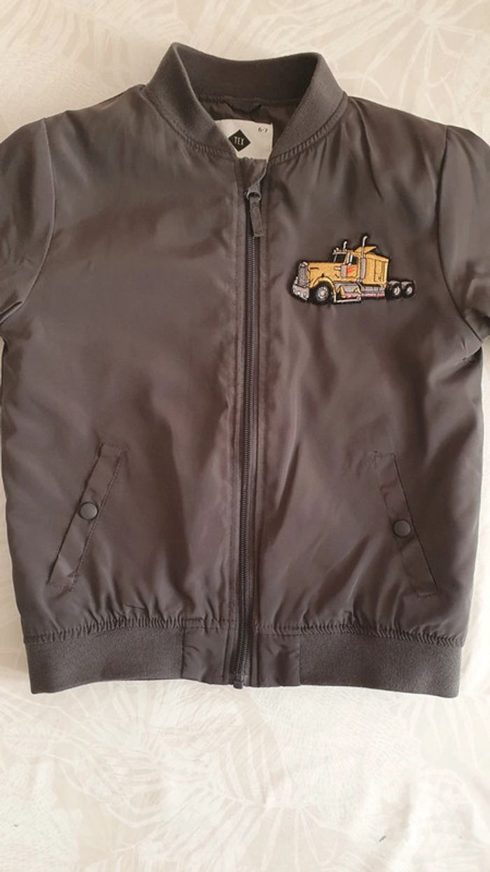 Veste / blouson gris avec écussons de véhicules taille 6-7 ans - photo numéro 2