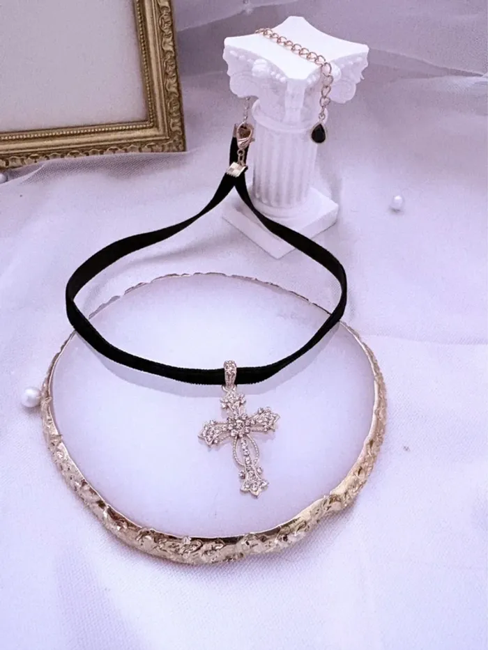 Collier ras de cou en lien noir avec bijoux doré croix - photo numéro 3